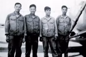Phi công Nghiêm Phú Cừ (thứ hai từ trái sang) trong tổ bay.