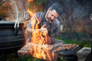 Để có Braai ngon, cần người khéo kiểm soát lửa và lật thịt. 