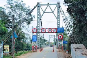 Sau gần 40 năm sử dụng, cầu treo sông Giăng đang xuống cấp trầm trọng.