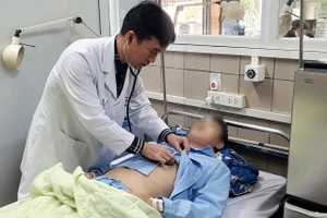 TS.BS Nghiêm Trung Dũng - Giám đốc Trung tâm Thận tiết niệu và Lọc máu kiểm tra sức khỏe cho bệnh nhân. Ảnh: BVCC