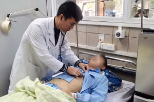 TS.BS Nghiêm Trung Dũng - Giám đốc Trung tâm Thận tiết niệu và Lọc máu kiểm tra sức khỏe cho bệnh nhân. Ảnh: BVCC