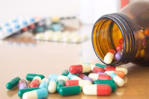 Vi khuẩn có thể chống chọi bằng cách mặc áo giáp và dùng bơm công suất lớn đẩy kháng sinh ra ngoài. Ảnh minh họa 