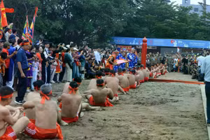 Người dân tham gia kéo co tại phường Long Biên. Ảnh: INT