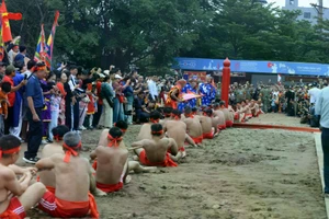 Người dân tham gia kéo co tại phường Long Biên. Ảnh: INT