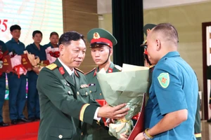 Bộ Chỉ huy quân sự TP Huế trao quyết định cho cán bộ Ban Chỉ huy quân sự cấp xã tại Huế. Ảnh minh họa: INT