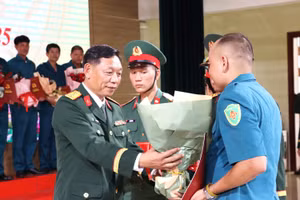 Bộ Chỉ huy quân sự TP Huế trao quyết định cho cán bộ Ban Chỉ huy quân sự cấp xã tại Huế. Ảnh minh họa: INT