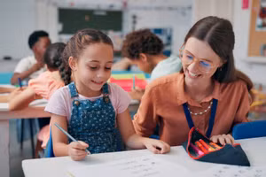 Giáo viên Thụy Điển hướng dẫn học sinh rèn luyện chữ viết trong lớp học.