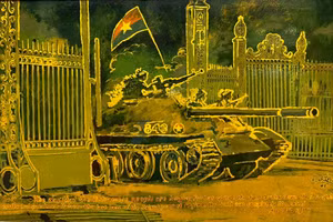 Tác phẩm sơn mài 'Xe tăng húc cổng Dinh Độc Lập' của họa sĩ Trần Hữu Chất.