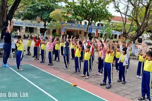 Tiết học thể dục của học sinh Trường Tiểu học Trưng Vương (phường Tuy Hòa) vào sáng 26/11. Ảnh: Báo Đắk Lắk 