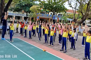 Tiết học thể dục của học sinh Trường Tiểu học Trưng Vương (phường Tuy Hòa) vào sáng 26/11. Ảnh: Báo Đắk Lắk 