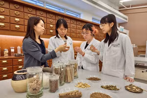Sinh viên nghiên cứu về y học cổ truyền Trung Quốc.