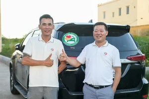 Anh Lã Thanh Bình (trái) và ông Phạm Ngọc Anh (phải) sau khi hoàn thành 'chuyến xe 0 đồng'.