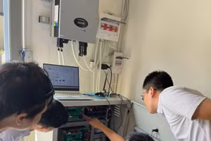 Nhóm nghiên cứu thử nghiệm hệ thống tại Khu Nghiên cứu Công nghệ Cổ Nhuế (Hà Nội).