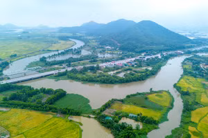 Kênh Nhà Lê hòa vào dòng sông Cấm bên Quốc lộ 1A. 