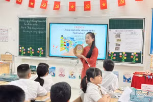 Cô, trò lớp 3 trong giờ học Tiếng Việt tại Trường Tiểu học, THCS & THPT Khương Hạ (Khương Đình, Hà Nội). Ảnh: Đình Tuệ