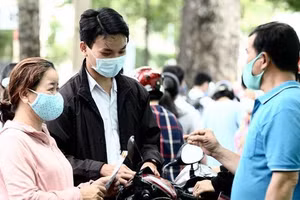 Người dân được khuyến cáo đeo khẩu trang nơi công cộng, trên phương tiện giao thông công cộng, tại cơ sở y tế. Ảnh minh họa