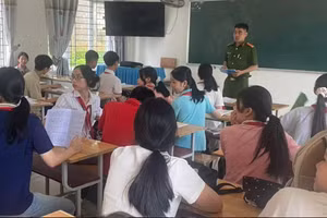 Lực lượng công an kiểm tra đột xuất các vật dụng học sinh mang theo khi lên lớp. Ảnh: TG