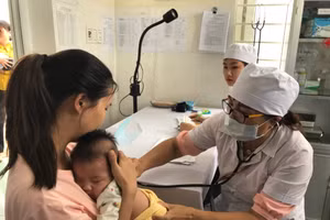 Trẻ được thăm khám trước khi tiêm vắc-xin trong Chương trình Tiêm chủng mở rộng.