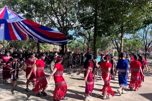 Học sinh trong bộ trang phục truyền thống vui trong tiếng cồng chiêng cùng điệu xoang uyển chuyển.