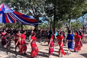 Học sinh trong bộ trang phục truyền thống vui trong tiếng cồng chiêng cùng điệu xoang uyển chuyển.