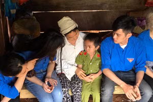 Nhóm sinh viên tình nguyện Trường Đại học Khoa học Xã hội và Nhân văn đi từ thiện tại tỉnh Thái Nguyên.