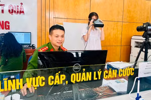 Cán bộ công an phường Bắc Giang hỗ trợ học sinh làm thủ tục cấp căn cước phục vụ kỳ thi.