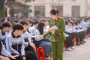 Tuyên truyền phòng, chống tác hại của thuốc lá điện tử tại Trường THPT Ngô Thì Nhậm (phường Trung Sơn).
