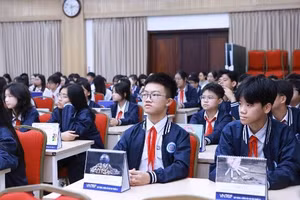 Học sinh Trường THCS Ngô Sĩ Liên tham gia một hội thảo về phòng, chống thuốc lá. Ảnh: Đình Tuệ