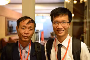 Phạm Tuấn Huy (bên phải) cùng thầy giáo dạy Toán tại Trường Phổ thông Năng khiếu. Ảnh: NVCC