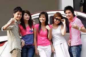 Diễm Hằng (thứ 2 bên phải) cùng dàn diễn viên phim 'Nhật ký Vàng Anh'.