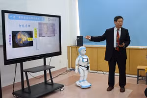 Robot Hua Jin và GS Huang Fuquang.