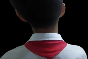 Vinh dự khi được mang khăn quàng đỏ thắm trên vai. Ảnh: Tấn Quyết.