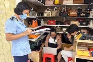 Cục QLTT TPHCM liên tục kiểm tra nguồn gốc, xuất xứ hàng hóa tại Saigon Square nhưng lần nào cũng phát hiện vi phạm. Ảnh: QLTT