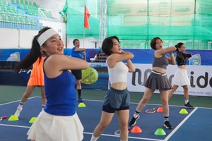 Chị Nguyễn Thuỳ Dương thường cùng bạn bè đến sân chơi pickleball vào mỗi cuối tuần. Ảnh: NVCC