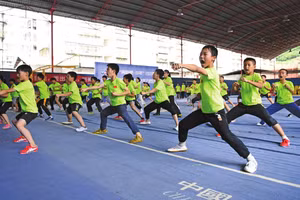 Học sinh Trung Quốc tập thể dục.