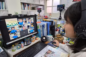 Giáo viên hỗ trợ học sinh nông thôn học Tiếng Anh trực tuyến.