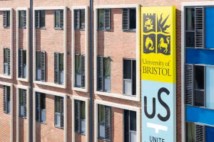 Chính sách thị thực ảnh hưởng kinh doanh nhà ở sinh viên.