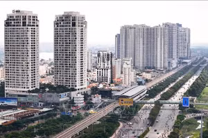 Các tòa chung cư dọc với tuyến metro số 1 và đại lộ Võ Nguyên Giáp, TPHCM.