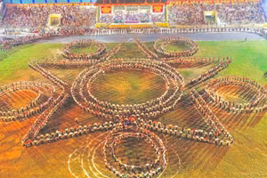 Vòng xoè đoàn kết trong Tết Độc lập ở Than Uyên. Ảnh: TL