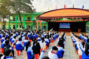 Trường THCS Phú Hộ tổ chức tuyên truyền về phòng, chống tác hại của thuốc lá cho học sinh toàn trường.