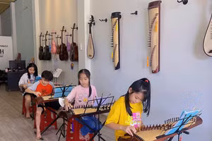 Những học viên theo học lớp đàn tranh của Như Quỳnh. Ảnh: Dung Nguyễn