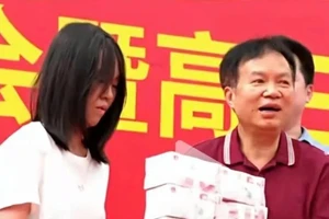 Nữ sinh được trường 'thưởng nóng' sau khi trúng tuyển Thanh Hoa.