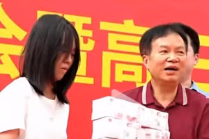 Nữ sinh được trường 'thưởng nóng' sau khi trúng tuyển Thanh Hoa.