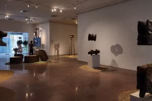 Không gian trưng bày của 'Vọng khơi' được sắp đặt tương tác, mang lại cảm giác nôn nao, nhịp điệu như sóng biển.