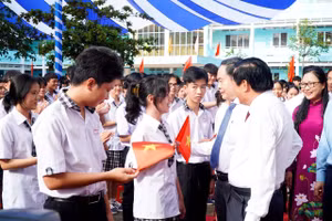 Chủ tịch Quốc hội Trần Thanh Mẫn thăm hỏi, động viên học sinh Trường THPT Phạm Hùng (Vĩnh Long). Ảnh: TG