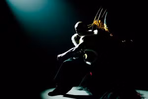 'Đối diện với vô cùng' mang nhiều ẩn dụ về vòng đời và sự tái sinh của kiếp người.