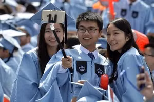 Du học sinh Trung Quốc gặp khó khăn khi tìm việc làm tại quê hương.