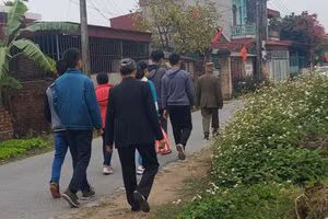 Ba ngày Tết nhà nào họ nấy đi thành từng đoàn thăm hỏi chúc tụng. Ảnh minh họa: Bình Thạnh.