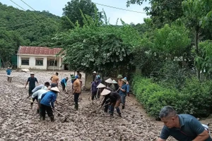 Thầy cô Trường THPT Nghi Lộc 2 (Trung Lộc, Nghệ An) giúp đỡ điểm trường ở Tương Dương. Ảnh: NVCC.