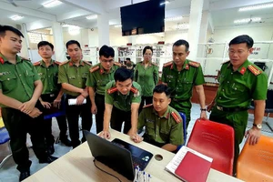 Phó Giám đốc Công an Đắk Lắk kiểm tra việc vận hành ứng dụng Chatbot vào thực tiễn. Ảnh: TT